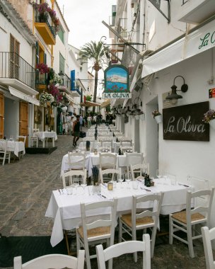 İbiza, İspanya; 1 Ekim 2024: UNESCO 'nun Dünya Mirası Alanı olan Dalt Vila antik duvarlı kalesindeki restoranlar ve dükkanlar.