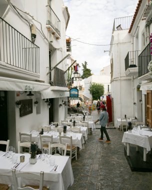 İbiza, İspanya; 1 Ekim 2024: UNESCO 'nun Dünya Mirası Alanı olan Dalt Vila antik duvarlı kalesindeki restoranlar ve dükkanlar.