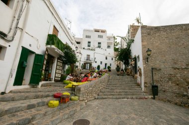 İbiza, İspanya; 1 Ekim 2024: UNESCO 'nun Dünya Mirası Alanı olan Dalt Vila antik duvarlı kalesindeki restoranlar ve dükkanlar.