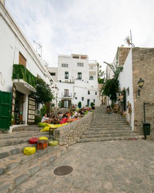 İbiza, İspanya; 1 Ekim 2024: UNESCO 'nun Dünya Mirası Alanı olan Dalt Vila antik duvarlı kalesindeki restoranlar ve dükkanlar.