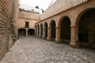 İbiza, İspanya; 1 Ekim 2024: The Portal de ses Taules, UNESCO 'nun Dünya Mirası Bölgesi olan Dalt Vila' nın görkemli girişi..