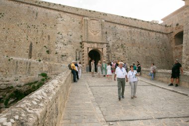 İbiza, İspanya; 1 Ekim 2024: The Portal de ses Taules, UNESCO 'nun Dünya Mirası Bölgesi olan Dalt Vila' nın görkemli girişi..