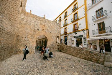 İbiza, İspanya; 1 Ekim 2024: The Portal de ses Taules, UNESCO 'nun Dünya Mirası Bölgesi olan Dalt Vila' nın görkemli girişi..