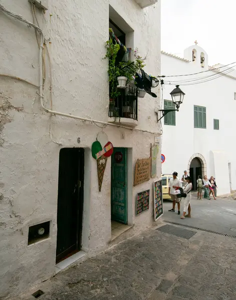 İspanya 'nın İbiza adasındaki UNESCO Dünya Mirası Alanı Dalt Vila antik duvarlı kalesinin sokakları ve manzaraları.