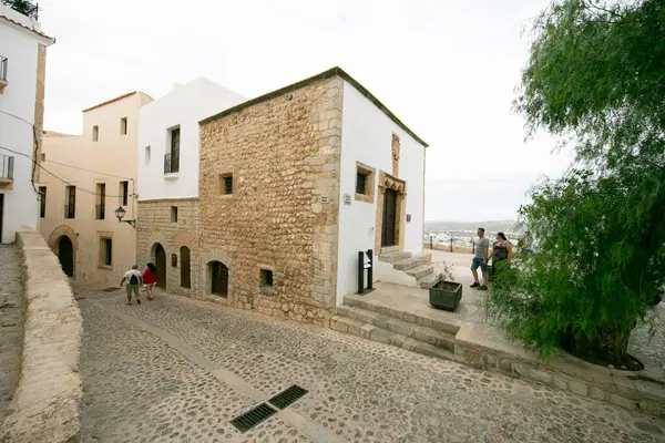 İspanya 'nın İbiza adasındaki UNESCO Dünya Mirası Alanı Dalt Vila antik duvarlı kalesinin sokakları ve manzaraları.