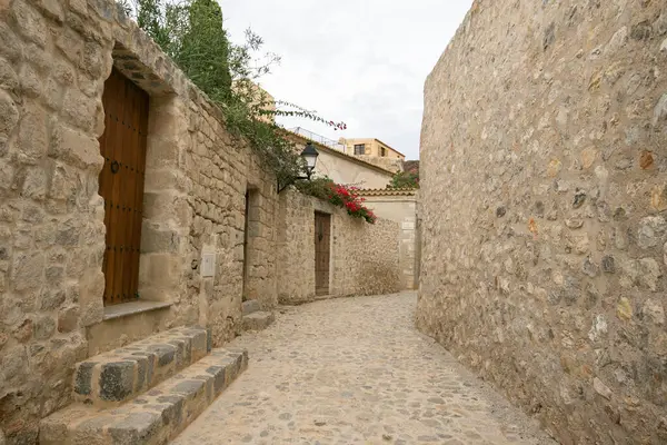 İspanya 'nın İbiza adasındaki UNESCO Dünya Mirası Alanı Dalt Vila antik duvarlı kalesinin sokakları ve manzaraları.