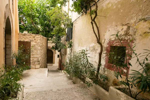 İspanya 'nın İbiza adasındaki UNESCO Dünya Mirası Alanı Dalt Vila antik duvarlı kalesinin sokakları ve manzaraları.