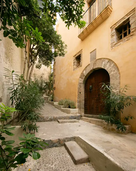 İspanya 'nın İbiza adasındaki UNESCO Dünya Mirası Alanı Dalt Vila antik duvarlı kalesinin sokakları ve manzaraları.