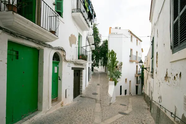 İspanya 'nın İbiza adasındaki UNESCO Dünya Mirası Alanı Dalt Vila antik duvarlı kalesinin sokakları ve manzaraları.