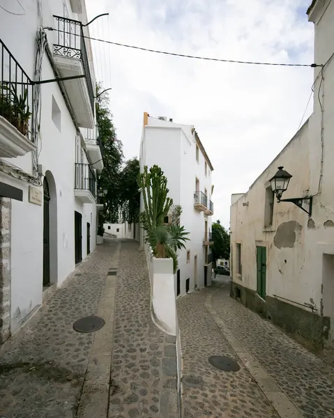 İspanya 'nın İbiza adasındaki UNESCO Dünya Mirası Alanı Dalt Vila antik duvarlı kalesinin sokakları ve manzaraları.