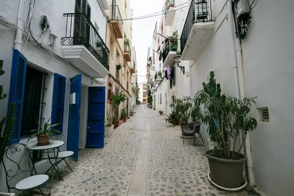 İspanya 'nın İbiza adasındaki UNESCO Dünya Mirası Alanı Dalt Vila antik duvarlı kalesinin sokakları ve manzaraları.