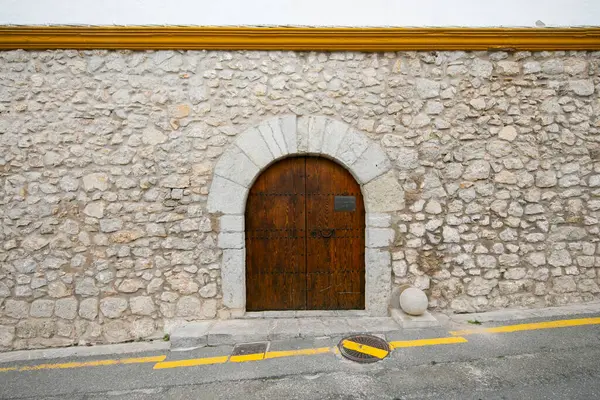 İspanya 'nın İbiza adasındaki UNESCO Dünya Mirası Alanı Dalt Vila antik duvarlı kalesinin sokakları ve manzaraları.