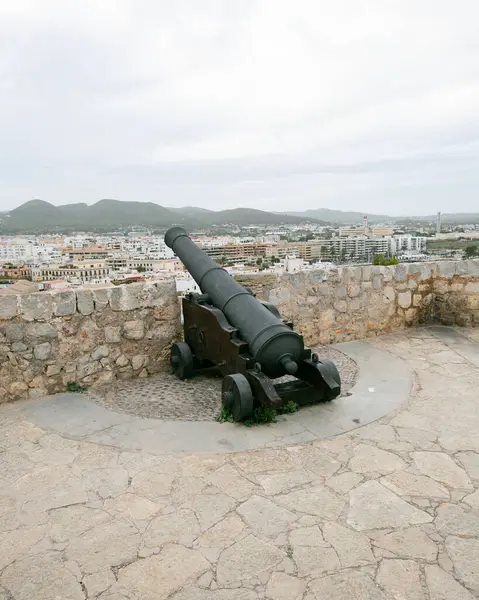 İspanya 'nın İbiza adasındaki UNESCO Dünya Mirası Alanı Dalt Vila antik duvarlı kalesinin sokakları ve manzaraları.