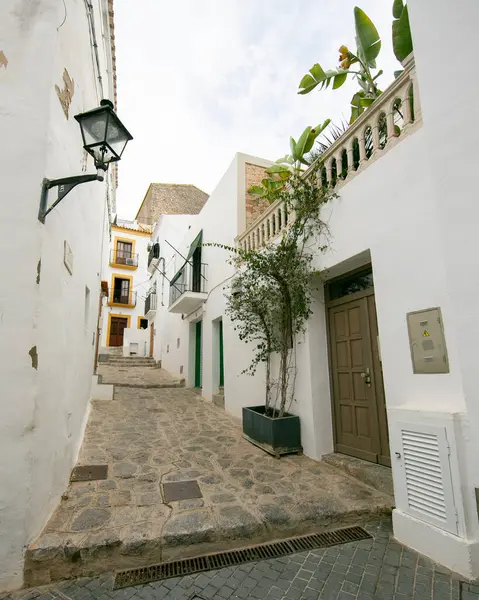 İspanya 'nın İbiza adasındaki UNESCO Dünya Mirası Alanı Dalt Vila antik duvarlı kalesinin sokakları ve manzaraları.