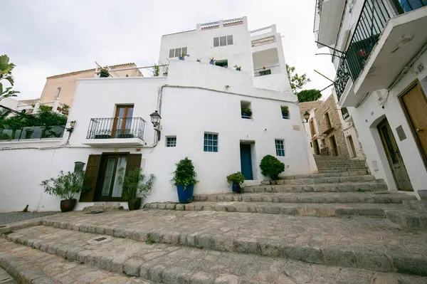 İspanya 'nın İbiza adasındaki UNESCO Dünya Mirası Alanı Dalt Vila antik duvarlı kalesinin sokakları ve manzaraları.