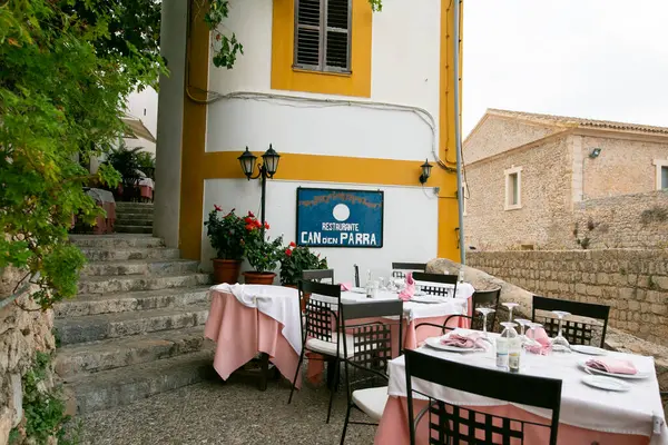 İbiza, İspanya; 1 Ekim 2024: UNESCO 'nun Dünya Mirası Alanı olan Dalt Vila antik duvarlı kalesindeki restoranlar ve dükkanlar.