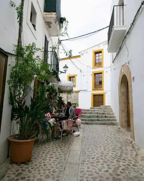 İbiza, İspanya; 1 Ekim 2024: UNESCO 'nun Dünya Mirası Alanı olan Dalt Vila antik duvarlı kalesindeki restoranlar ve dükkanlar.
