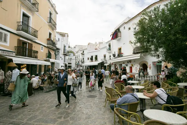 İbiza, İspanya; 1 Ekim 2024: UNESCO 'nun Dünya Mirası Alanı olan Dalt Vila antik duvarlı kalesindeki restoranlar ve dükkanlar.