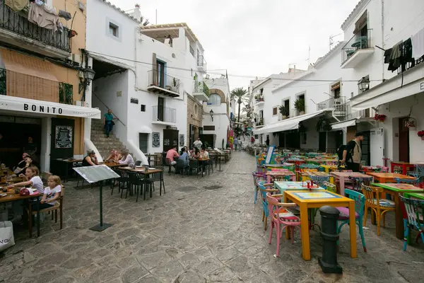 İbiza, İspanya; 1 Ekim 2024: UNESCO 'nun Dünya Mirası Alanı olan Dalt Vila antik duvarlı kalesindeki restoranlar ve dükkanlar.