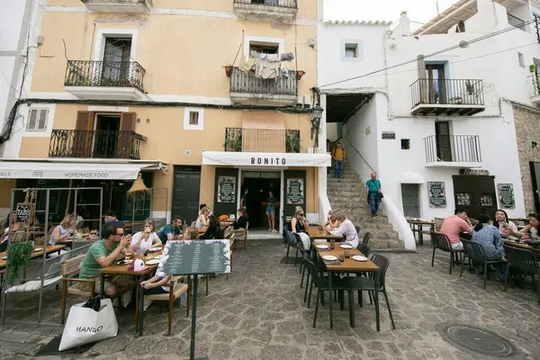 İbiza, İspanya; 1 Ekim 2024: UNESCO 'nun Dünya Mirası Alanı olan Dalt Vila antik duvarlı kalesindeki restoranlar ve dükkanlar.