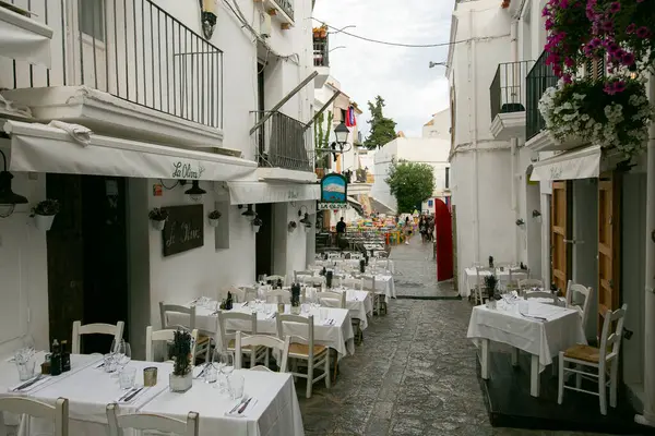 İbiza, İspanya; 1 Ekim 2024: UNESCO 'nun Dünya Mirası Alanı olan Dalt Vila antik duvarlı kalesindeki restoranlar ve dükkanlar.