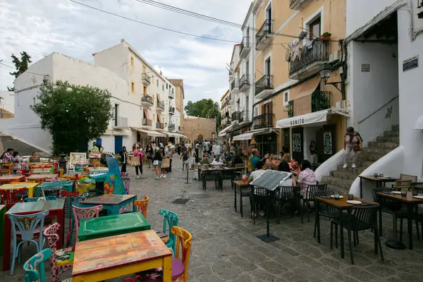 İbiza, İspanya; 1 Ekim 2024: UNESCO 'nun Dünya Mirası Alanı olan Dalt Vila antik duvarlı kalesindeki restoranlar ve dükkanlar.