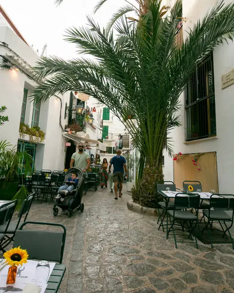 İbiza, İspanya; 1 Ekim 2024: UNESCO 'nun Dünya Mirası Alanı olan Dalt Vila antik duvarlı kalesindeki restoranlar ve dükkanlar.