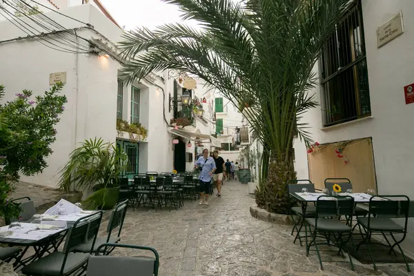İbiza, İspanya; 1 Ekim 2024: UNESCO 'nun Dünya Mirası Alanı olan Dalt Vila antik duvarlı kalesindeki restoranlar ve dükkanlar.