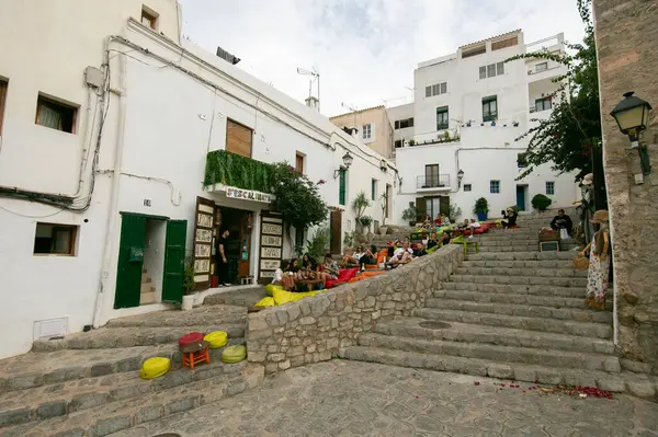 İbiza, İspanya; 1 Ekim 2024: UNESCO 'nun Dünya Mirası Alanı olan Dalt Vila antik duvarlı kalesindeki restoranlar ve dükkanlar.