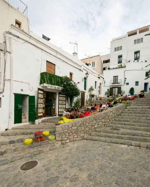 İbiza, İspanya; 1 Ekim 2024: UNESCO 'nun Dünya Mirası Alanı olan Dalt Vila antik duvarlı kalesindeki restoranlar ve dükkanlar.