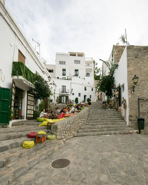 İbiza, İspanya; 1 Ekim 2024: UNESCO 'nun Dünya Mirası Alanı olan Dalt Vila antik duvarlı kalesindeki restoranlar ve dükkanlar.