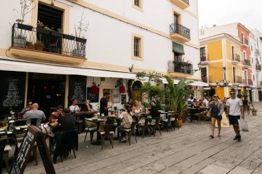 İbiza, İspanya; 1 Haziran 2025: İbiza 'nın eski limanının turistik caddeleri, dükkanlar ve restoranlarla dolu..