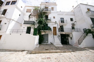 İbiza, İspanya; 1 Haziran 2025: İbiza 'nın eski limanının turistik caddeleri, dükkanlar ve restoranlarla dolu..