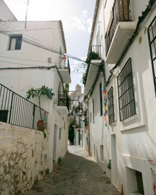 İbiza, İspanya; 1 Haziran 2025: İbiza 'nın eski limanının turistik caddeleri, dükkanlar ve restoranlarla dolu..