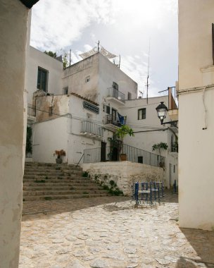 İbiza, İspanya; 1 Haziran 2025: İbiza 'nın eski limanının turistik caddeleri, dükkanlar ve restoranlarla dolu..