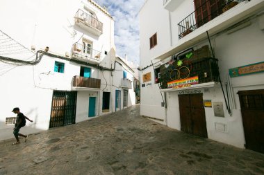 İbiza, İspanya; 1 Haziran 2025: İbiza 'nın eski limanının turistik caddeleri, dükkanlar ve restoranlarla dolu..