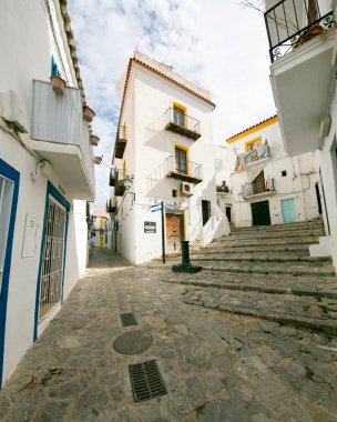 İbiza, İspanya; 1 Haziran 2025: İbiza 'nın eski limanının turistik caddeleri, dükkanlar ve restoranlarla dolu..