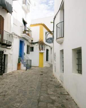 İbiza, İspanya; 1 Haziran 2025: İbiza 'nın eski limanının turistik caddeleri, dükkanlar ve restoranlarla dolu..