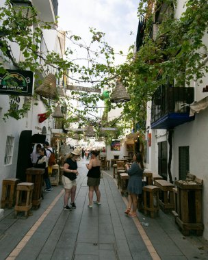 İbiza, İspanya; 1 Haziran 2025: İbiza 'nın eski limanının turistik caddeleri, dükkanlar ve restoranlarla dolu..