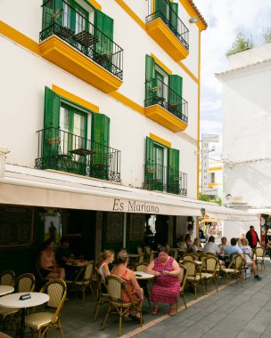 İbiza, İspanya; 1 Haziran 2025: İbiza 'nın eski limanının turistik caddeleri, dükkanlar ve restoranlarla dolu..