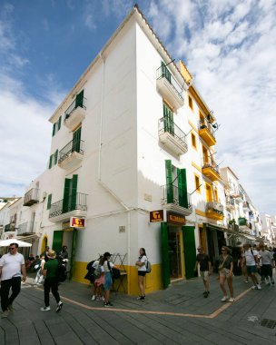 İbiza, İspanya; 1 Haziran 2025: İbiza 'nın eski limanının turistik caddeleri, dükkanlar ve restoranlarla dolu..