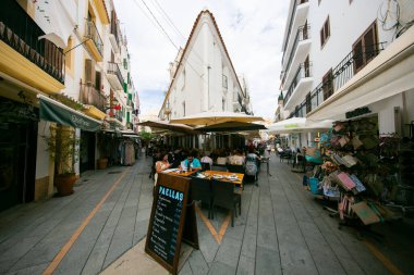 İbiza, İspanya; 1 Haziran 2025: İbiza 'nın eski limanının turistik caddeleri, dükkanlar ve restoranlarla dolu..