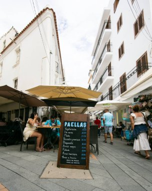 İbiza, İspanya; 1 Haziran 2025: İbiza 'nın eski limanının turistik caddeleri, dükkanlar ve restoranlarla dolu..