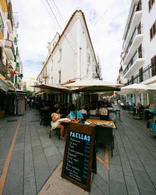 İbiza, İspanya; 1 Haziran 2025: İbiza 'nın eski limanının turistik caddeleri, dükkanlar ve restoranlarla dolu..
