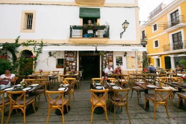 İbiza, İspanya; 1 Haziran 2025: İbiza 'nın eski limanının turistik caddeleri, dükkanlar ve restoranlarla dolu..