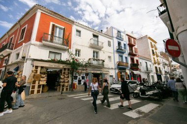 İbiza, İspanya; 1 Haziran 2025: İbiza 'nın eski limanının turistik caddeleri, dükkanlar ve restoranlarla dolu..