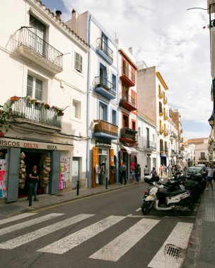 İbiza, İspanya; 1 Haziran 2025: İbiza 'nın eski limanının turistik caddeleri, dükkanlar ve restoranlarla dolu..