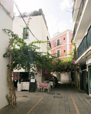 İbiza, İspanya; 1 Haziran 2025: İbiza 'nın eski limanının turistik caddeleri, dükkanlar ve restoranlarla dolu..