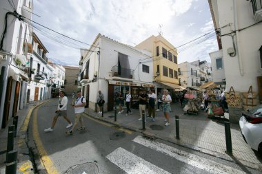 İbiza, İspanya; 1 Haziran 2025: İbiza 'nın eski limanının turistik caddeleri, dükkanlar ve restoranlarla dolu..