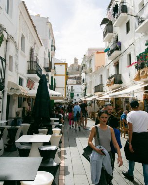 İbiza, İspanya; 1 Haziran 2025: İbiza 'nın eski limanının turistik caddeleri, dükkanlar ve restoranlarla dolu..